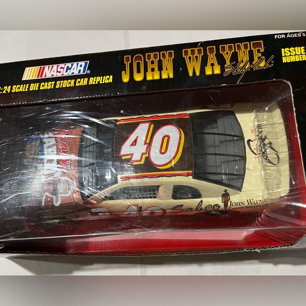 NASCAR 1:24 Scale Die Cast Car Replica (Sterling Martín #40 ) John Wayne Edition - Picture 5 of 5